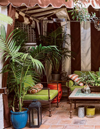 Penguin Random House At Home with Designers and Tastemakers: Creating Beautiful and Personal Interiors 5077